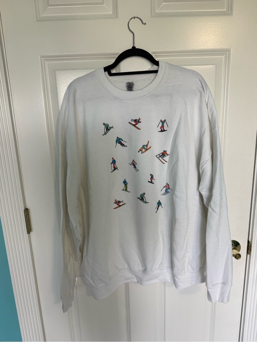 White Crewneck Sweatshirt with Skiers Graphic
